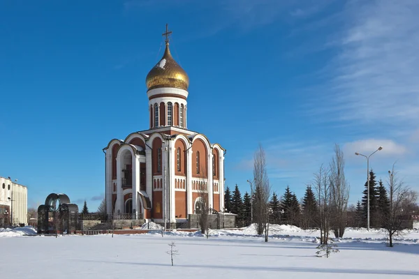 2002 2003 年に建てられた寺総主教アレクシイ 世によって 2000 年に設立 ロシア皇太子ドミトリー ドンスコイに捧げられた土地の救世主 — ストック写真