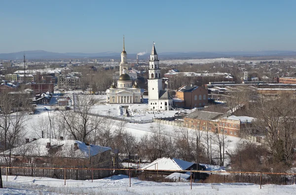 Demidov's leaning tower and the Transfiguration Cathedral. Nevyansk. Sverdlovsk region. Russia. — Stock Photo, Image