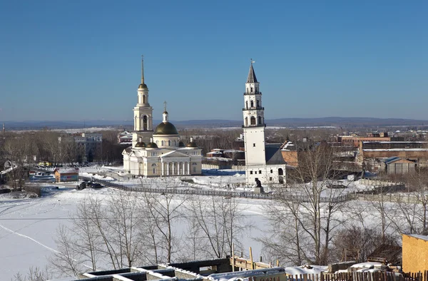 Demidovs lutande tornet och katedralen Transfiguration. Nevyansk. Sverdlovsk regionen. Ryssland. — Stockfoto