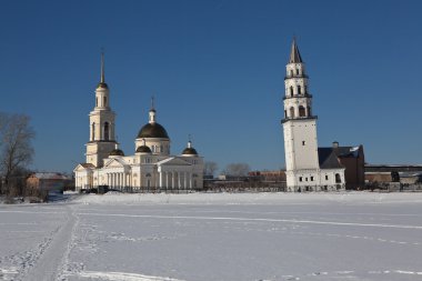 Demidov'ın leaning tower ve başkalaşım Katedrali. Nevyansk. Sverdlovsk bölge. Rusya.