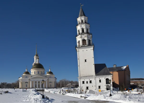 Demidov's leaning tower and the Transfiguration Cathedral. Nevyansk. Sverdlovsk region. Russia. — Stock Photo, Image