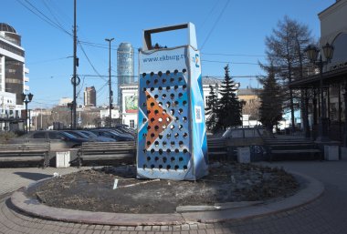 Anıt büyük mutfak rendesi. Binanın yüksekliği 2.5 metre, ağırlık - 100 kilo. Rende sacdan yapılmıştır ve çeşitli parçalardan monte edilir. 19 Mart 2015. Ekaterinburg. Rusya.