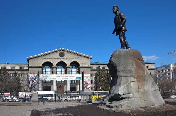 Yekaterinburg, Rusya - 19 Mart 2015: Ural Üniversitesi fotoğraf ve Yakov Sverdlov bir anıt.