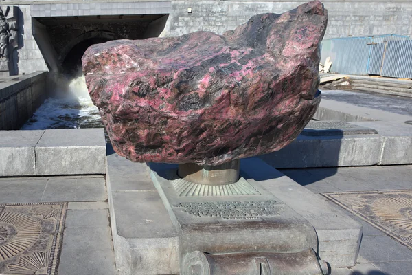 Plotinka rhodonite bloğu. Ekaterinburg. Rusya.
