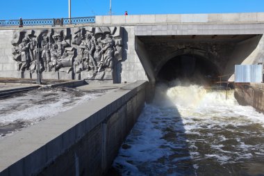 Şehir su birikintisi baraj nehir Iset - raspolozhenana Tarih Parkı Yekaterinburg Iset Nehri. 19 Mart 2015. Ekaterinburg. Rusya.