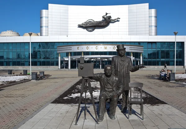 YEKATERINBURG, RUSSIA - 19 Mart 2015: Jean Louis ve Auguste Lumiere anıtı, kardeşinin iki metrelik bronz figürüdür. Kardeşlerin yanında en ünlü icatları olan kamera ve bir sandalye vardı..