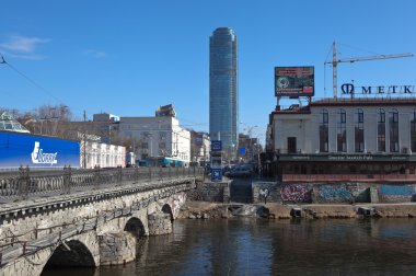 Sokak Malyshev Iset Nehri üzerinde taş köprü. 19 Mart 2015. Ekaterinburg. Rusya.