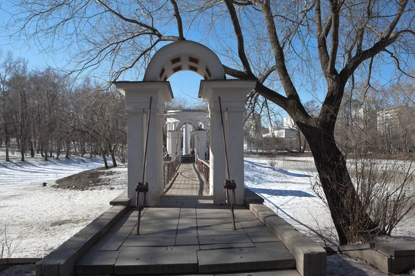 Bogen und Brücke zur Rotunde auf der Insel Park Charitonov. Ekaterinburg. Russland. — Stockfoto