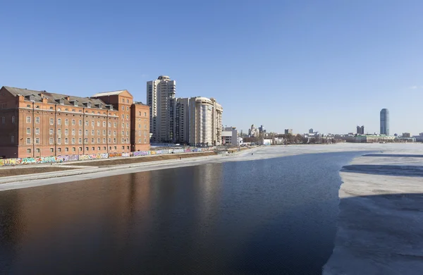 Yekaterinburg, Rusya Federasyonu. Su birikintisi üzerinden şehir merkezinin görünümü. — Stok fotoğraf