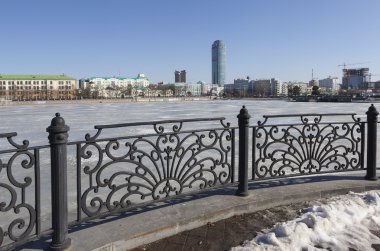 Yekaterinburg, Rusya Federasyonu. Çit waterfront şehir gölet.