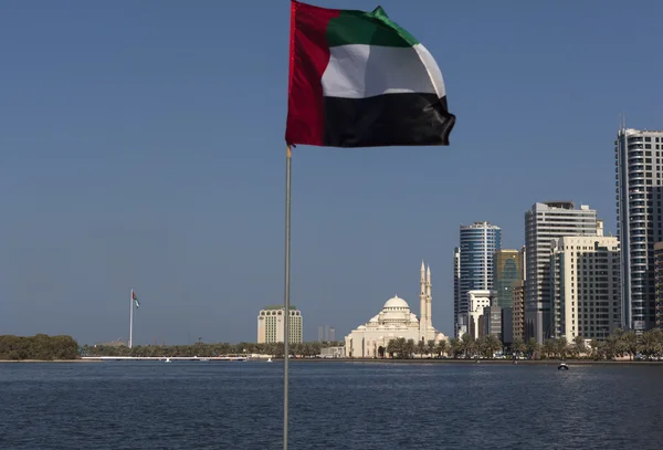 Khalid Lagoon e a bandeira dos Emirados Árabes Unidos. Sharjah... . — Fotografia de Stock