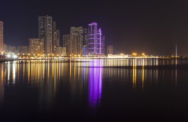 Gece şehir. Khalid lagün. Sharjah. Birleşik Arap Emirlikleri.