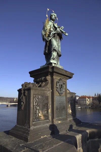Standbeeld van Johannes van Nepomuk op de Karelsbrug. Tsjechische Republiek. Praag. — Stockfoto