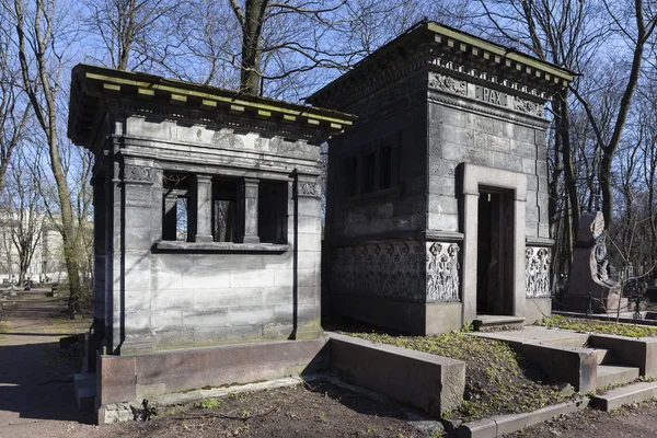 Auf dem Nowodewitschij-Friedhof ist das Grab der Kumpel zu sehen. St. petersburg. Russland — Stockfoto