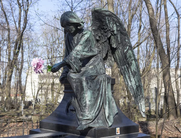 St. Petersburg, Oroszország - április 18, 2015-re: Angel fotó a tombstone általános Mordvinova. — Stock Fotó