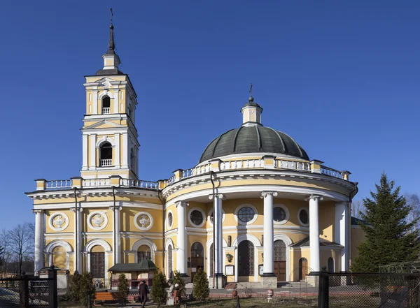 ST. PETERSBURG, RUSIA - 18 DE ABRIL DE 2015: Foto de la iglesia del Svyatogo Proroka Elijah sobre un polvo . —  Fotos de Stock