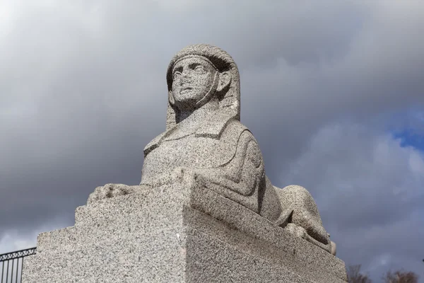 Sphinx superposé terrasse-jetée en pierre en face de l'ancien domaine Kushelev-Bezborodko. Saint-Pétersbourg . — Photo