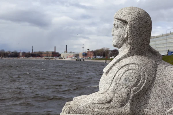 Sphinx stapelbed stenen terras-pier tegenover het voormalige landgoed Kushelev-Bezborodko. Sint-Petersburg — Stockfoto