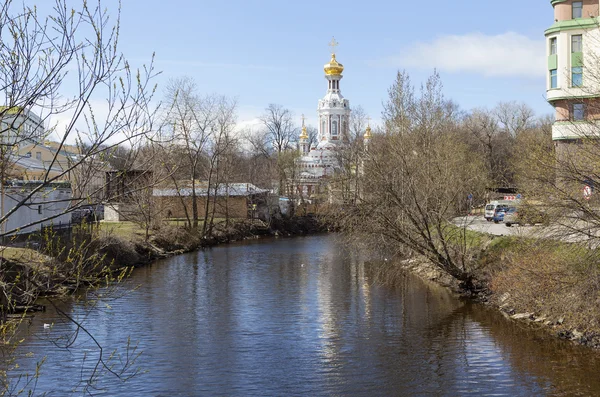 Smolenka-folyó és a feltámadás temploma. St. Petersburg. — Stock Fotó