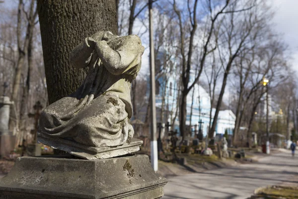 St. Petersburg. Smolensky mezarlığı. Yıkık anıt.
