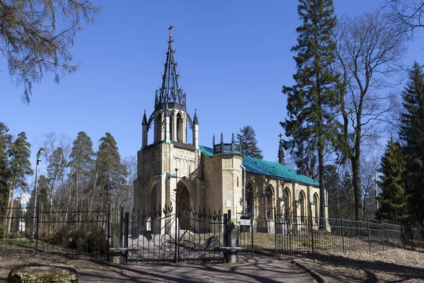 Iglesia de Pedro y Pablo en Pargolovo. Parque Shuvalov. San Petersburgo . — Foto de Stock