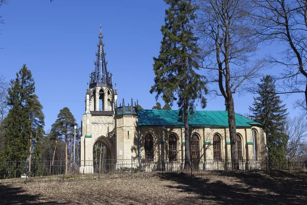 Церковь Петра и Павла в Парголово. Парк Шувалова. Санкт-Петербург . — стоковое фото