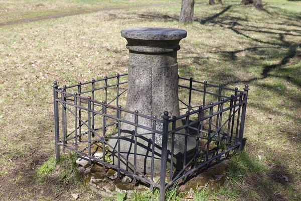 Постамент sundial в маєтку Priyutino. Всеволожську. Ленінградська область. — стокове фото