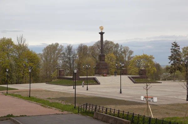 Lomonosov, Rusland - 16 mei 2015: Foto van stele "stad van militaire Glory." — Stockfoto