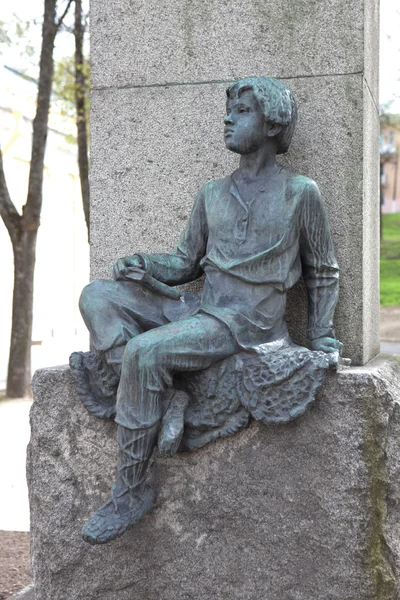 LOMONOSOV, RUSIA - 16 DE MAYO DE 2015: Foto de Mikhail Lomonosov. Detalle del monumento a Lomonosov . — Foto de Stock