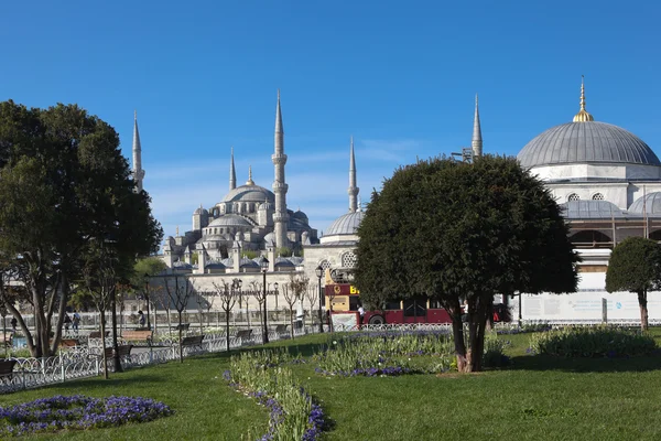 ISTANBUL, TURQUÍA - 4 de mayo de 2015: Foto de la Mezquita Azul - Mezquita Sultanahmet . —  Fotos de Stock
