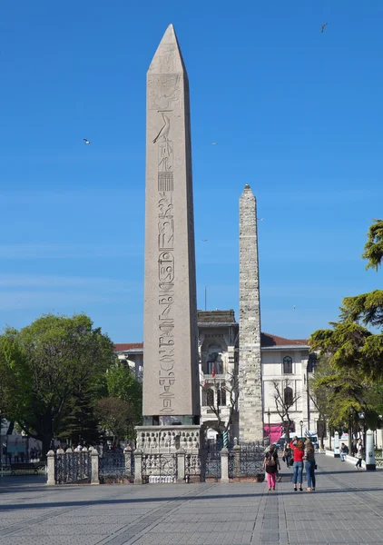 ISTANBUL, TURQUÍA - 4 de mayo de 2015: Foto de obelisco egipcio y obelisco de Constantino . — Foto de Stock