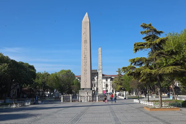 Istanbul, Turkiet - 4 maj 2015: Foto av egyptiska obelisken och obelisken Konstantin. — Stockfoto