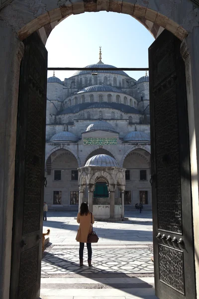 ISTANBUL, TURQUÍA - 4 de mayo de 2015: Foto de la Mezquita Azul. (Mezquita Ahmediya ). —  Fotos de Stock