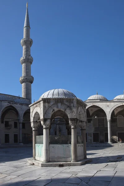 Фонтан для омовения во дворе Голубой мечети (Султанахмет). Стамбул. Турция . — стоковое фото