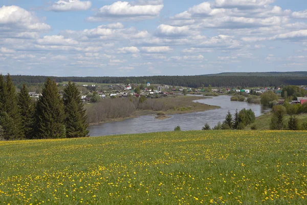 Paesaggio degli Urali. Il villaggio di Sloboda. Regione di Sverdlovsk . — Foto Stock