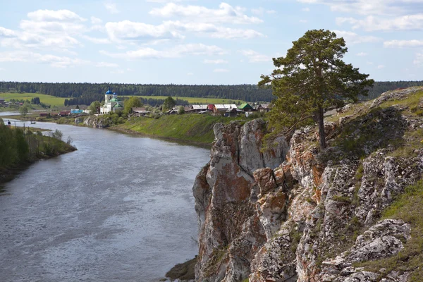 El pueblo de Sloboda, Sloboda río de piedra Chusovaya y la Iglesia de San Jorge. Región de Sverdlovsk. —  Fotos de Stock