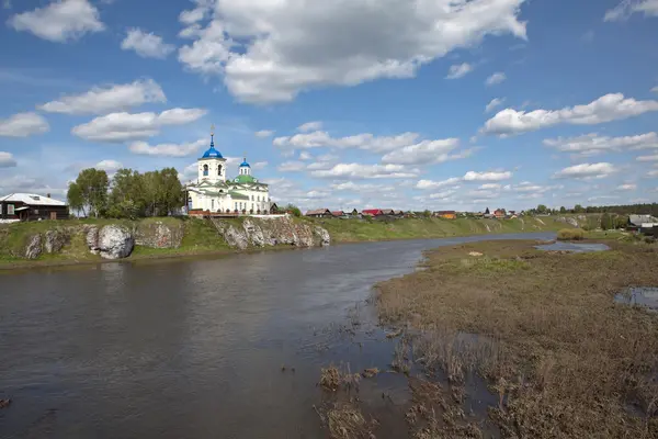 La Iglesia de San Jorge en una roca en el río Chusovaya. El pueblo de Sloboda. Región de Sverdlovsk — Foto de Stock