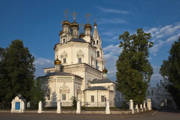 Trinity kathedraal in Verchotoerje Zomerochtend. Sverdlovsk regio Rusland. — Stockfoto