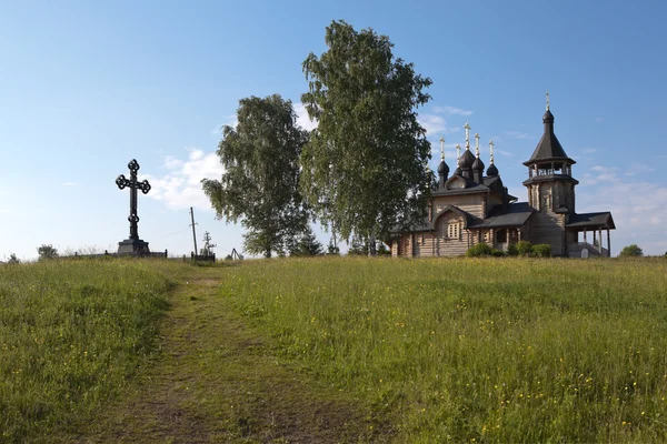 Verchotoerje. Simeonov steen. de kerk van all saints schitterend in het Siberische land. — Stockfoto