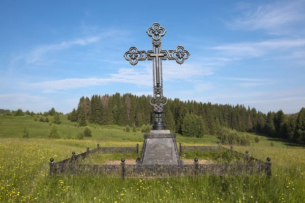 Metalowe Kultu Krzyża Małe Ogrodzenie Tle Drzew Roślin Czerwca 2015 — Zdjęcie stockowe