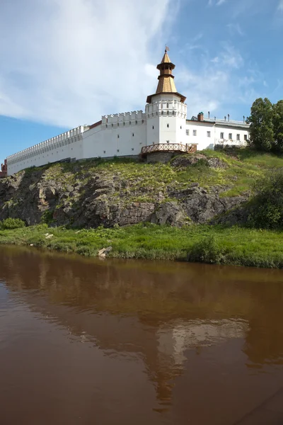 Verkhotursky Kremlin on the River Tour. Verkhoturye. — Stockfoto