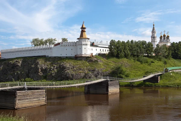 Bridge on the River Tour and Verkhotursky Kremlin with Trinity Cathedral. Verkhoturye. — Zdjęcie stockowe