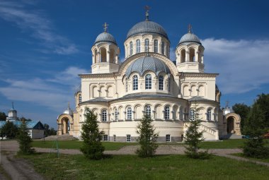 Kutsal Haç Katedrali. Verkhoturye, Sverdlovsk bölgesi. 1905-1913 yılları arasında inşa edilmiş. Mimar - Turchevich). Rusya 'nın en büyük ikinci kilisesi (her ikisi de 10 bin koltuk). İnananlar), St. Petersburg 'daki St. Isaac Katedrali' nden sonra ikinci.