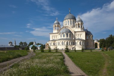 Kutsal Haç Katedrali. Verkhoturye, Sverdlovsk bölgesi. 1905-1913 yılları arasında inşa edilmiş. Mimar - Turchevich). Rusya 'nın en büyük ikinci kilisesi (her ikisi de 10 bin koltuk). İnananlar), St. Petersburg 'daki St. Isaac Katedrali' nden sonra ikinci.
