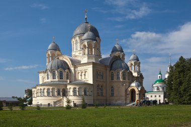 Kutsal Haç Katedrali. Verkhoturye, Sverdlovsk bölgesi. 1905-1913 yılları arasında inşa edilmiş. Mimar - Turchevich). Rusya 'nın en büyük ikinci kilisesi (her ikisi de 10 bin koltuk). İnananlar), St. Petersburg 'daki St. Isaac Katedrali' nden sonra ikinci.