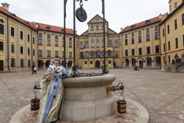 Nesvizh kalenin topraklarında Ortaçağ elbiseli kadın. Belarus.