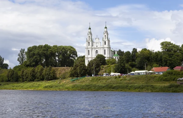 A orillas del río Daugava. Catedral de Sofía. Polotsk. Belarús . — Foto de Stock