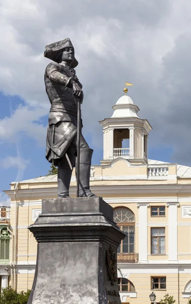 Pavlovsk. Denkmal für Kaiser Paul I. auf dem Hintergrund des großen Palastes. — Stockfoto