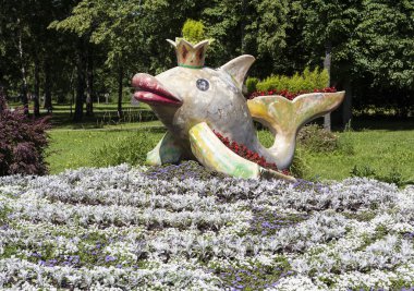 Aziz PETERSBURG, Rusya - 21 Temmuz 2015: Heykel balığı çiçek bahçesi fotoğrafı. Bahçe 