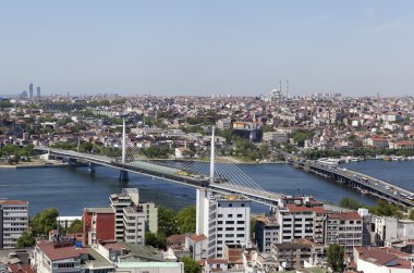 Istanbul, Türkiye - 11 Mayıs 2015: Fotoğraf görünümü köprünün Haliç ve şehir merkezi.